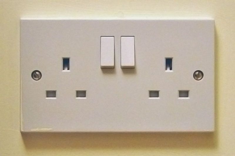 800px-Uk_13a_double_socket.jpg