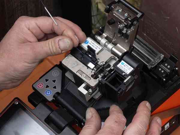 Special tool to cut the fibre with perfect edge