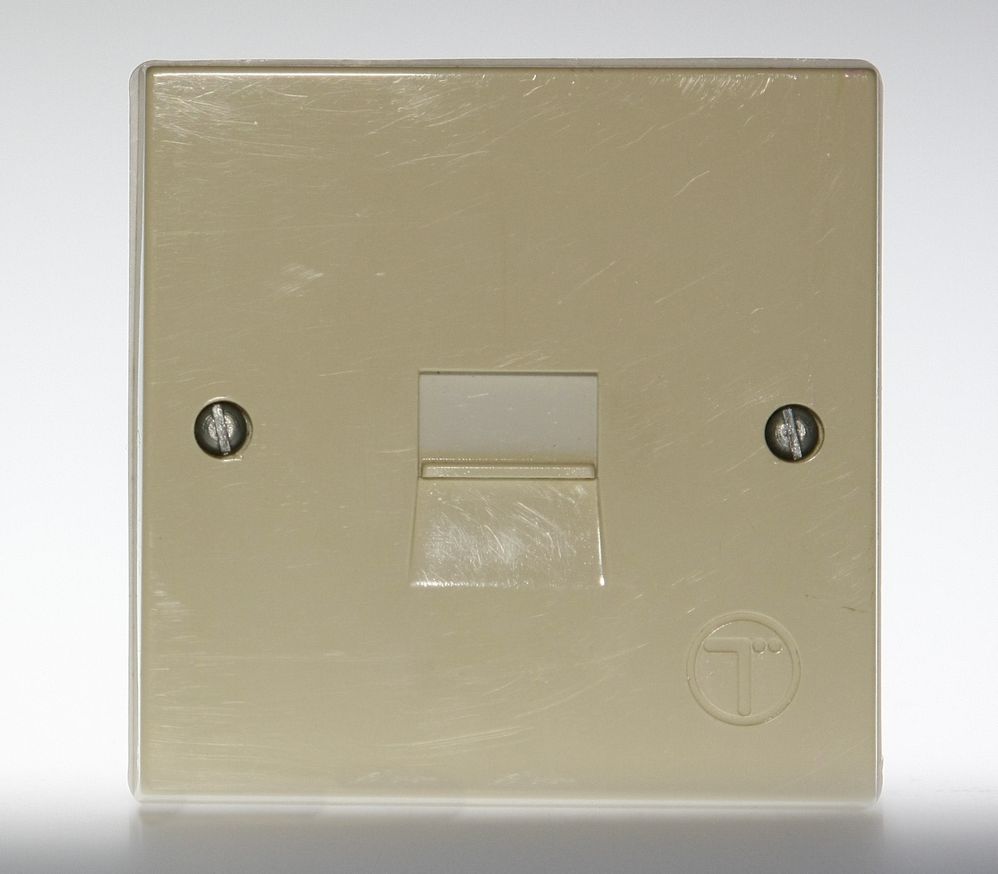 old-small-bt-socket.jpg